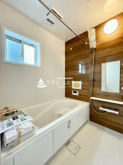 浴室 人気の一坪風呂はゆっくり足を伸ばせ、リラックスできる空間です。