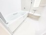 浴室 ホワイトを基調とした清潔感のある浴室。水はけがよくお手入れしやすいシステムバスです。