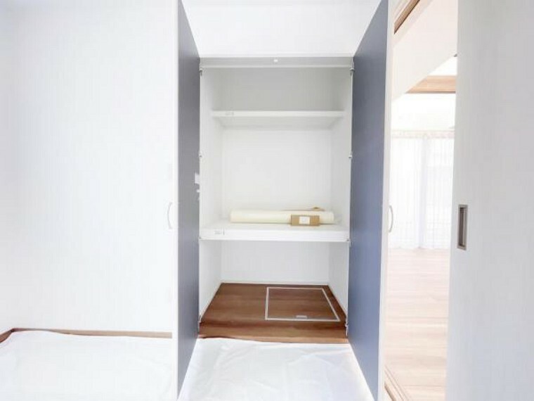 収納 約4.5帖の1F和室には奥行きのある収納があり、寝具などがすっきり片付きます。
