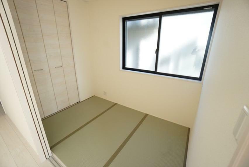 和室 リビング横には約3帖の和室が設けられています。和室にももちろん収納スペース付き。
