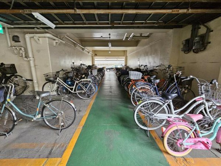 駐輪場 雨や風から守るために建物内に設けられた自転車置場