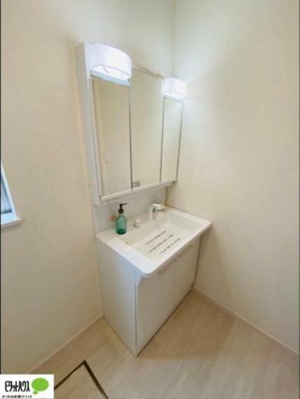 同仕様写真（内観） 施工例写真:使い勝手のいい三面鏡。24時間換気の換気扇と窓があり清潔感のある洗面室です。
