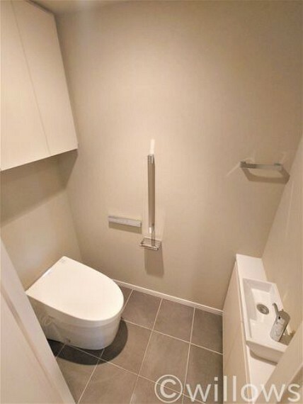トイレ 白を基調としたシンプルな清潔感のあるトイレです。タンクレスでスッキリ広くお使いいただけます。