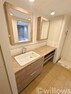 洗面化粧台 家族みんなが使う洗面スペースは2つの鏡を採用し込み合う朝の時間の身支度も快適です。