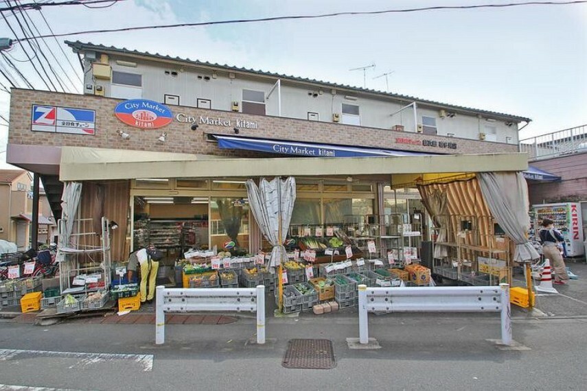 スーパー 全日食チェーン銀次郎喜多見店 徒歩6分。