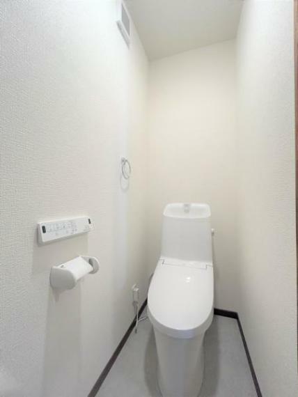 トイレ 【リフォーム後写真】トイレはLIXIL製の温水洗浄機能付きに新品交換しました。キズや汚れが付きにくい加工が施してあるのでお手入れが簡単です。直接肌に触れるトイレは新品が嬉しいですよね。