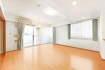 清潔感のある明るいフローリングがお部屋に馴染み、心地よい空間を演出します。※画像はCGにより家具等の削除、床・壁紙等を加工した空室イメージです