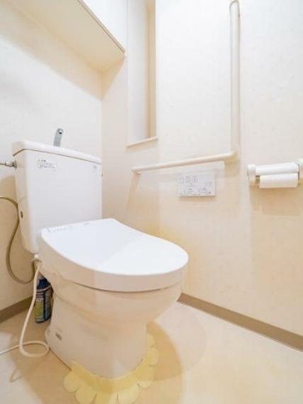 トイレ 【トイレ】シンプルに清潔感のあるホワイトで統一。清潔感溢れる空間です。