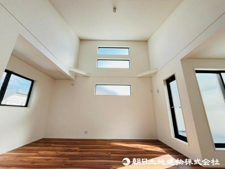 居間・リビング 大きな窓からたっぷりと陽光が注がれる明るい空間は自然と家族が集まりくつろぐことができます。