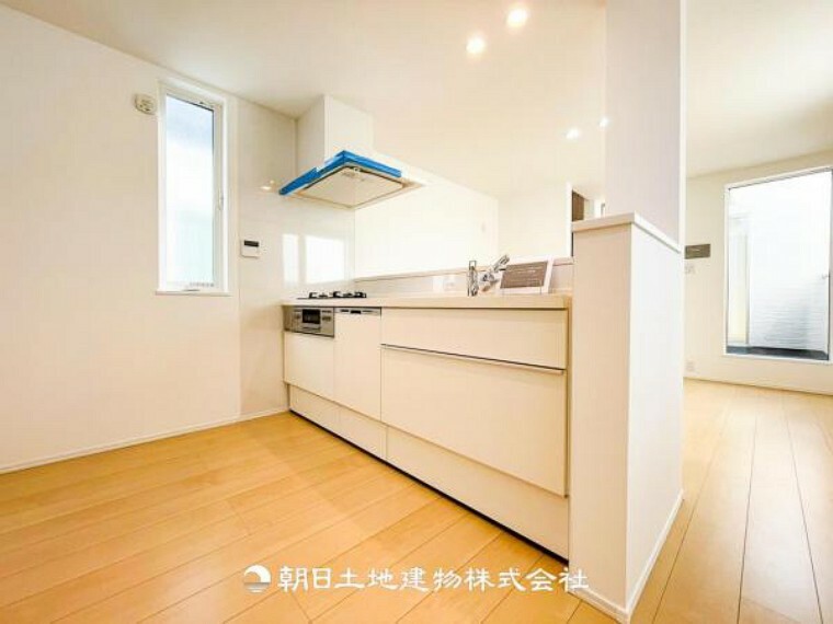 キッチン 広々としたキッチンのスペースは冷蔵庫や食器棚を設置しても動線が楽です。