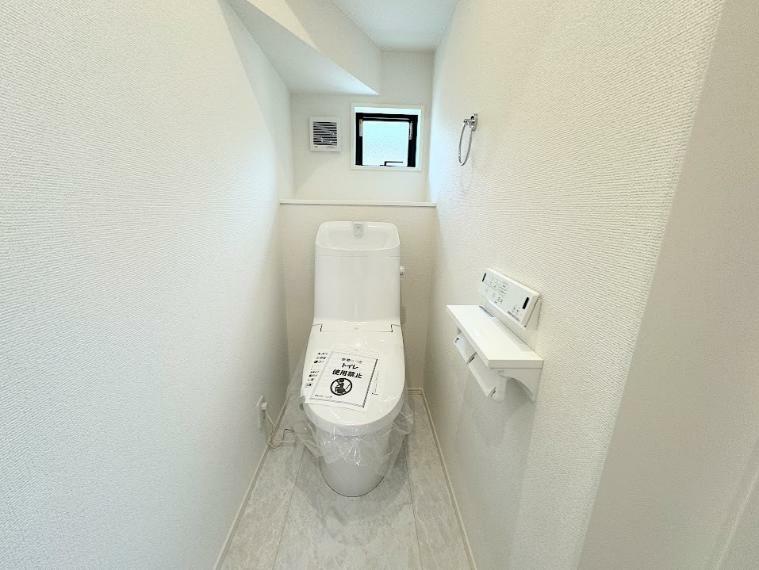トイレ いつでも快適で清潔に保てるシャワートイレ。リモコンは壁付けタイプなのでたまったほこりもサッと一拭き。便座回りもスッキリとお掃除しやすいのが魅力です！