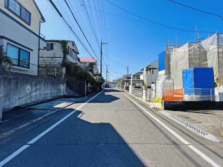 現況外観写真 今なら建築中の住まいをご覧いただけます！周辺環境や街並みの様子など、資料には掲載していない情報が現地にはたくさんございます。 是非お気軽にお問い合わせください。