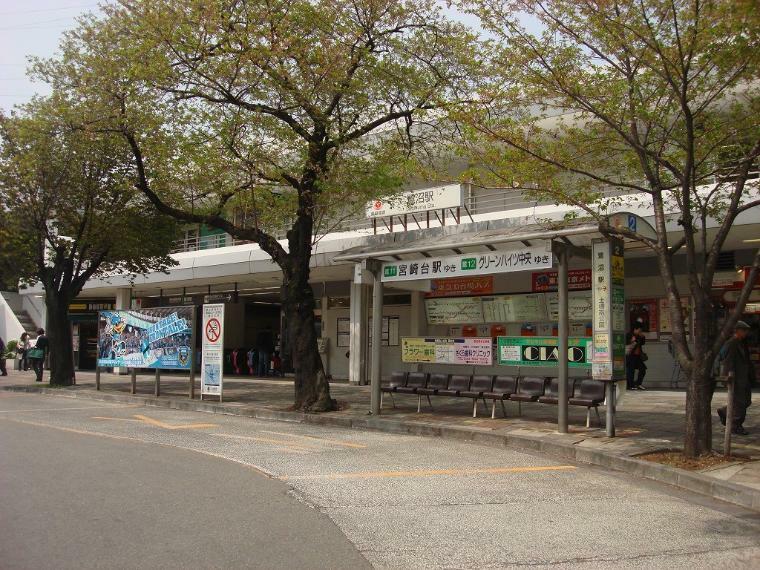 鷺沼駅（田園都市線急行停車駅！若いファミリー層が多く、子育てしやすい環境です。駅には複合商業施設があり大抵の用事は済ませられます。すぐ近くに国道246号線が走っており、車での移動も軽快です。）