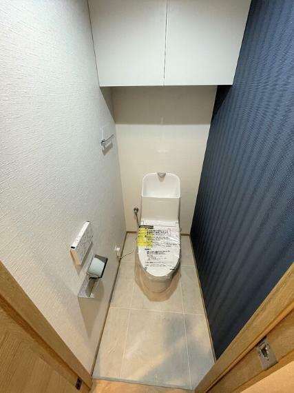 トイレ プライベートな空間にこそ洗練された印象を。アクセントクロスを施したレストルーム