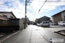 現況写真 前面道路写真です。バス停までは約4分と、交通機関を使用しての移動にも便利な立地です！