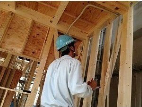 構造・工法・仕様 屋根が出来上がり、構造金物や耐力壁・防水等の工事が終わると中間検査になります。法令検査はもちろん、基礎同様専門の係員と工事監督がチェックします。