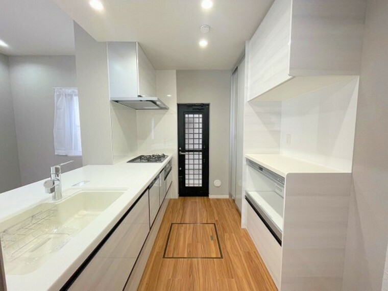 キッチン 対面式のキッチンは新規交換済み。収納棚も背面に設置してあり、会話の広がるキッチンです。・食洗機と浄水器付き