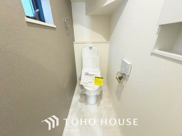 トイレ 「温水洗浄便座付きトイレ」清潔感と落ち着きのあるトイレ。収納が付いて実用性も兼ね備えた造り。換気出来るよう、窓も完備。いつも清潔な空間であって頂けるよう配慮しました。