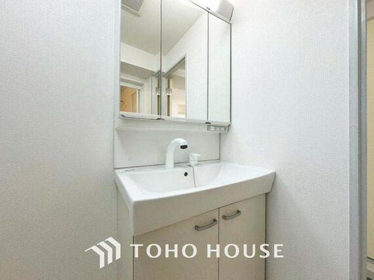 洗面化粧台 「三面鏡付き。洗面台」洗面台には三面鏡を採用。鏡の後ろに収納スペースが設けられているので、洗面台周りをスッキリと片付ける事ができます。