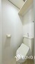 トイレ 「温水洗浄便座付きトイレ」収納スペースがついたトイレは、シンプルに清潔感のあるホワイトで統一しました。いつも清潔な空間であって頂けるよう配慮しました。