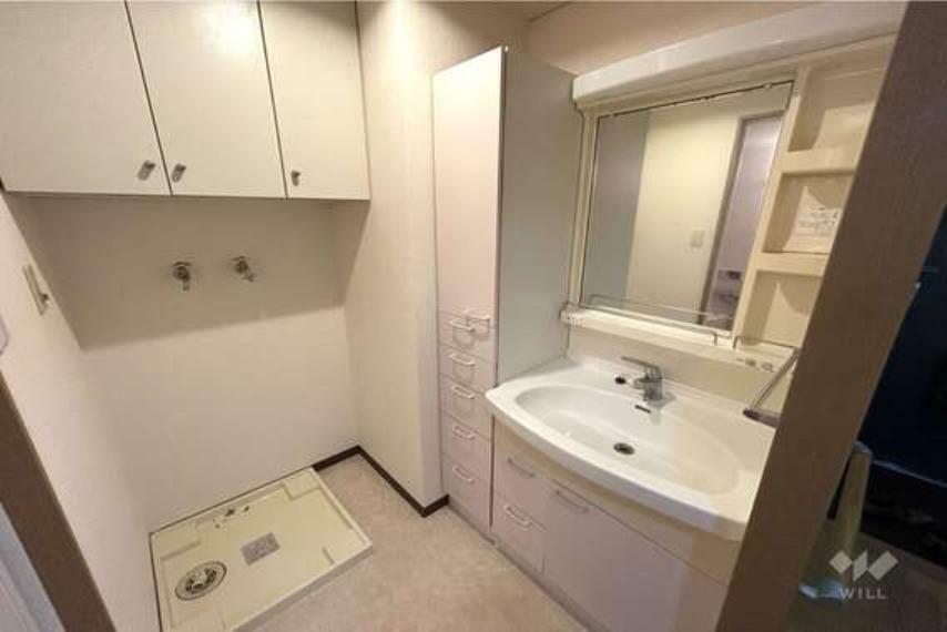 洗面室。吊戸棚等収納が確保された洗面室です。洗濯機をおいても十分なスペースがございます。