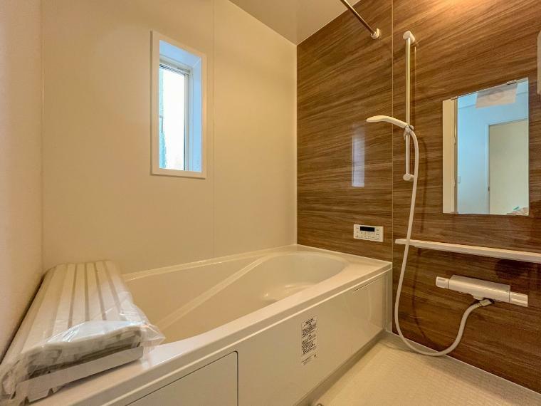 浴室 【ユニットバス】 ゆったり入れる1坪タイプのバスルーム。一日の疲れを心身ともに癒やせるリラクゼーション空間。