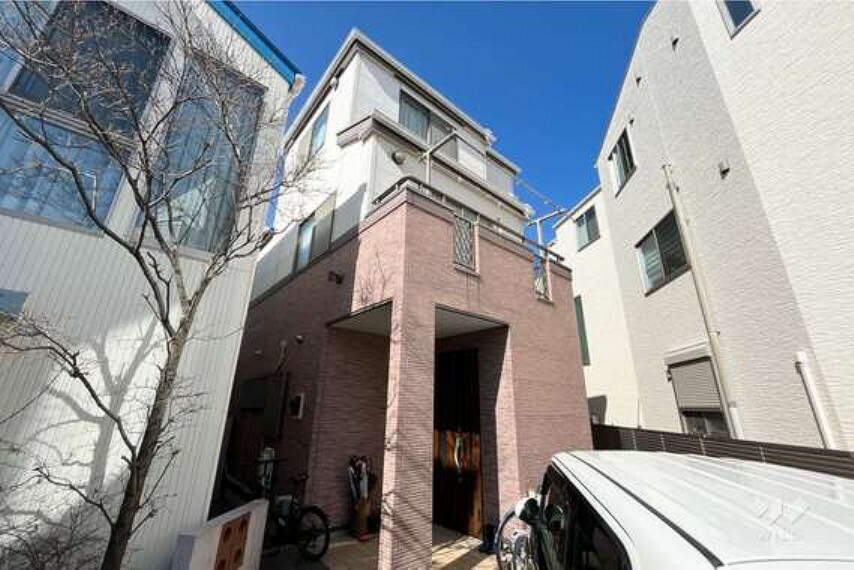 外観写真 2004年築の一戸建て。6LDKのゆとりある間取りです。全居室二面採光で収納スペースもございます。