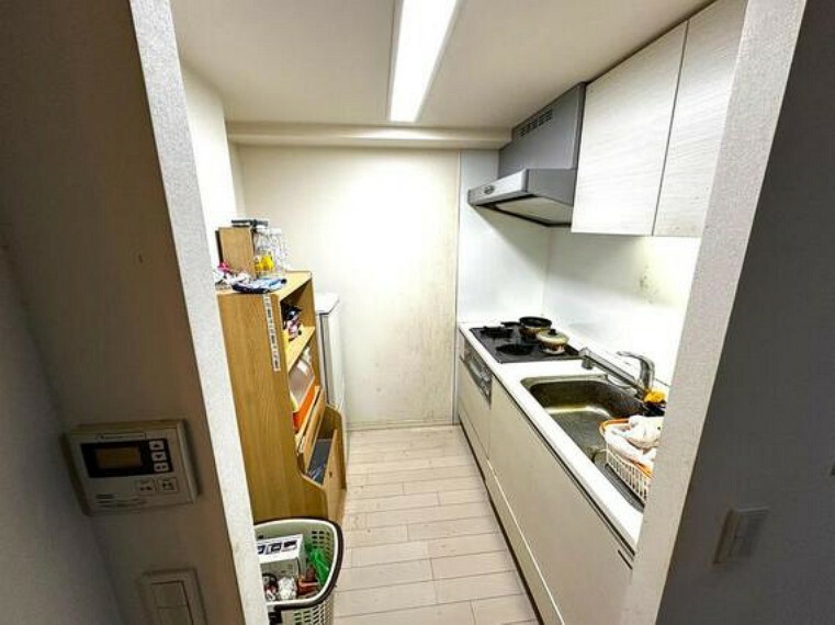 キッチン キッチンは、作業に集中しやすい壁付けタイプのシステムキッチンです。