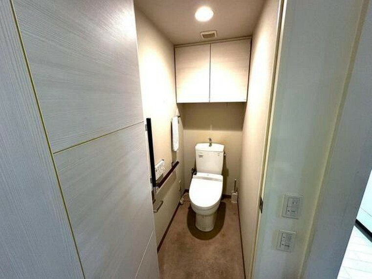 トイレ 温水洗浄便座が備わっており、毎日快適にご使用いただけます。掃除用具の収納に便利な吊り戸棚付きです。