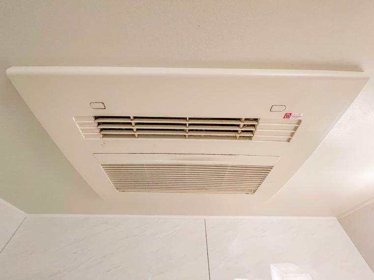 冷暖房・空調設備 【浴室換気乾燥暖房機】換気機能をはじめ、夜間や雨天時の衣類乾燥に便利な乾燥機能、暖房機能も搭載。