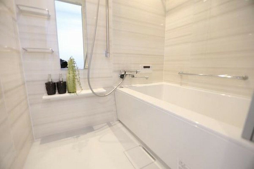 浴室 明るくて使い勝手のいいユニットバス 湯船も広く肩までつかる事の出来るぐらいの広さもあります。 もちろん洗い場も余裕の広さがあるので、ご家族の多い方にもピッタリです。