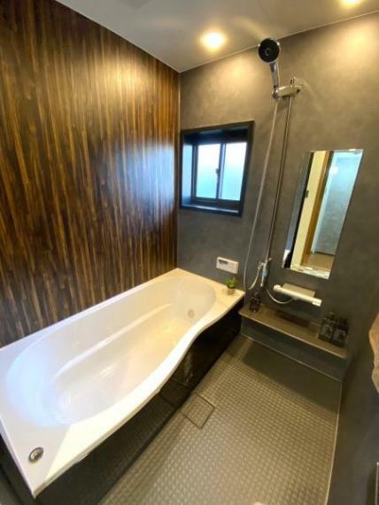 浴室 【浴室】 足を伸ばしてゆったりくつろげる広さのあるバスルーム。 シックで落ち着いた色合いのデザイン
