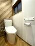 トイレ 【トイレ】 小窓付きで自然換気も可能な個室トイレです。