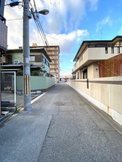 外観写真 【前面道路】 戸建の並ぶ閑静な住宅地。 見通しのよい前面道路で車の出し入れもしやすい環境です。