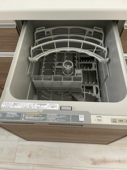 深型の食洗機付きなので家族全員分の食器が洗えます　共働き世帯や忙しい奥様の家事の手助けをしてくれる食洗機はとても便利です