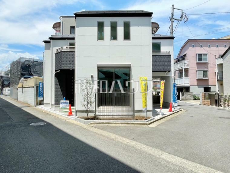 現況外観写真 外観　【八王子市東浅川町】白を基調とした明るめの配色で、柔らかくほっこりとした姿のマイホームです。優しい色使いでコントラストを抑え、落ち着きある家を演出しています。