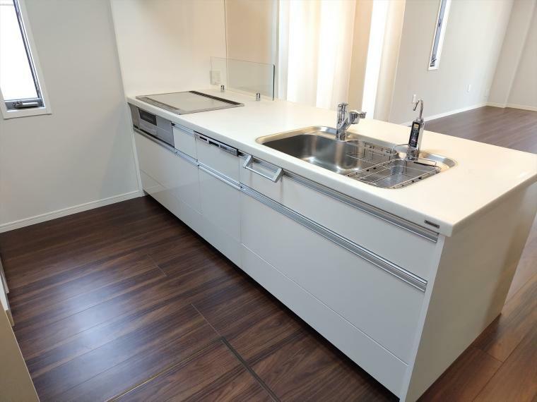 キッチン 2024年1月撮影 ガラストップ3口IHコンロ。ビルトイン食器洗浄機。