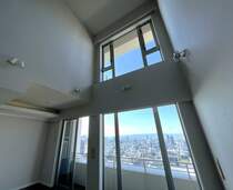 窓が大きく十分な採光を得られます。<BR/>39階洋室（約5.2帖）は吹抜側にも窓が有り、実質二面採光なので開放的に、 洋室（約7.0帖）は独立性が高いので落ち着いた雰囲気に。<BR/>※リフォーム前の写真になります