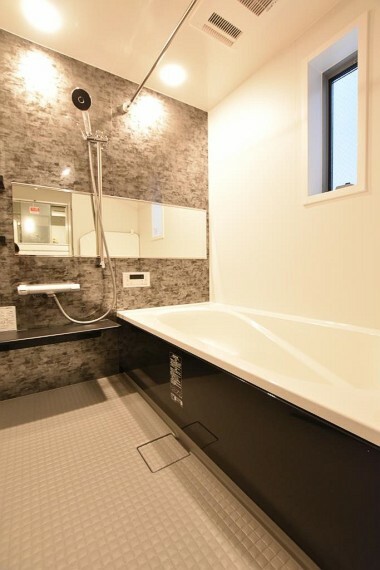 浴室 追い焚き機能付きで帰宅時間がバラバラの家庭でも快適に入浴できます。