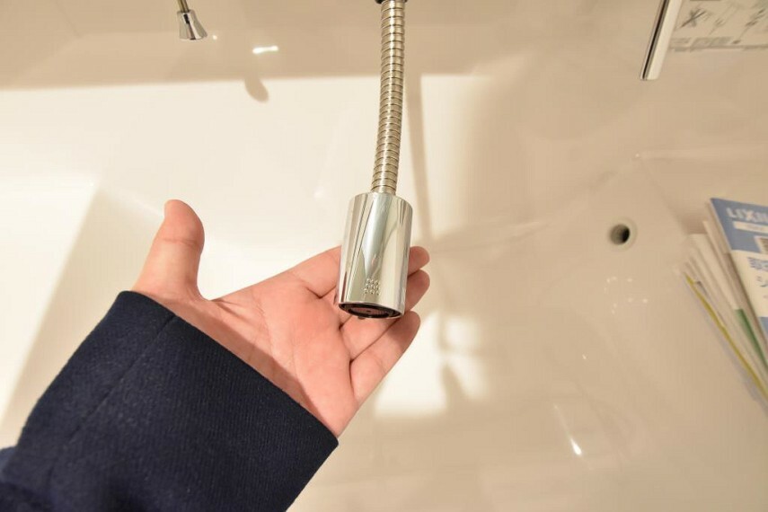 洗面化粧台 お手入れしやすいハンドシャワー水栓付きです。