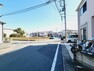 現況写真 駐車が苦手な方にも嬉しい、前面6m道路に面した住まい。