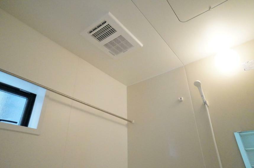空気もこもらず、いつもクリーンな浴室乾燥機付。