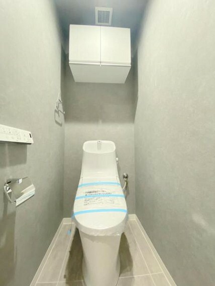 トイレ いつでも清潔・快適な温水洗浄付きトイレ、スッキリ収納の吊戸棚付き