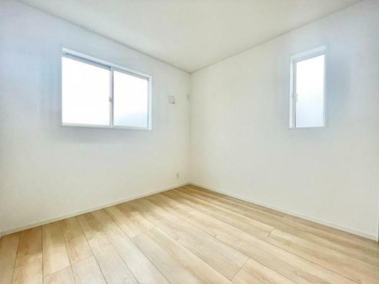 【5帖の洋室】<BR/>白色の壁紙でどの家具を選んでもレイアウトがしやすいですね！