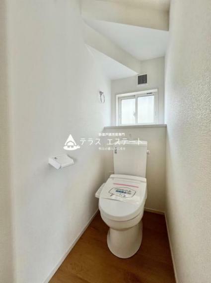 トイレ 小窓付きで換気もしやすいトイレです。※写真は同一タイプまたは同一仕様です。