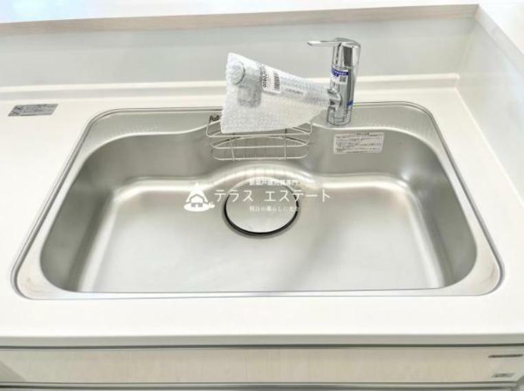 キッチン 浄水器一体型の水栓です。（浄水カートリッジ有料）蛇口も伸びてお掃除ラクラクです。タカラスタンダードを採用。