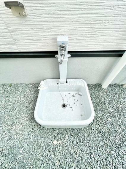 お庭の立水栓は洗車に活躍間違いなしですね。