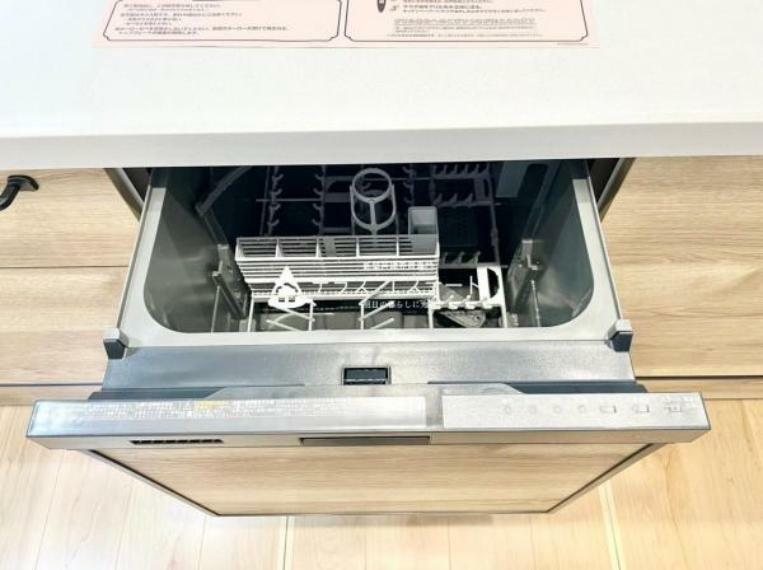 キッチン 家事の時短に繋がる食器洗い乾燥機です。家族時間を増やすことができますね。