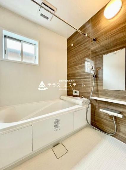 浴室 人気の一坪風呂はゆっくり足を伸ばせ、リラックスできる空間です。