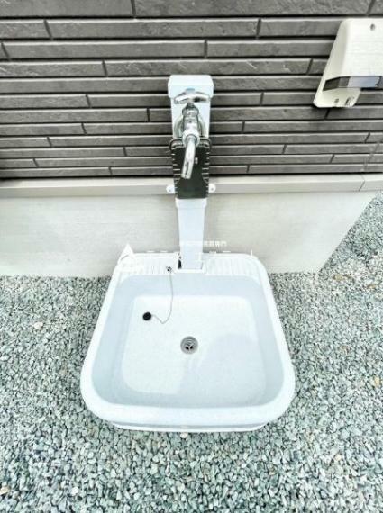 外水栓は植物の水やりや車の洗車に便利です。